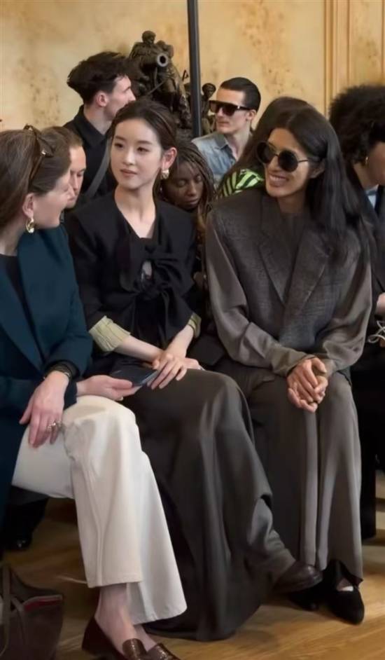 章泽天现身巴黎时装周：坐在超模名媛中间谈笑风生