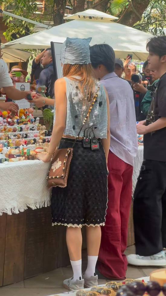 容祖儿现身西双版纳 被赞状态像少女