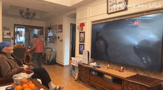 90岁杨老头开玩《生化危机9》！家人问怕不怕?他回:怕啥