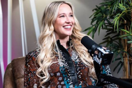 43岁女星安娜·坎普公开出柜：我只活一次 要快乐点