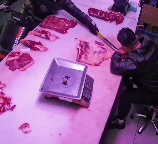 肉贩打盹遭顾客刀尖戳出血？肉贩：老顾客开玩笑