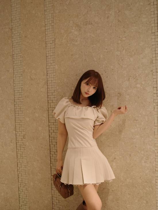 三上悠亚全新美照！一字肩大白腿！眼镜绝对加分项