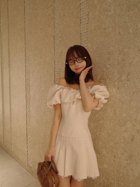三上悠亚全新美照！一字肩大白腿！眼镜绝对加分项