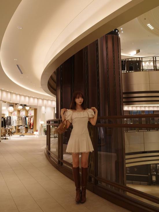 三上悠亚全新美照！一字肩大白腿！眼镜绝对加分项