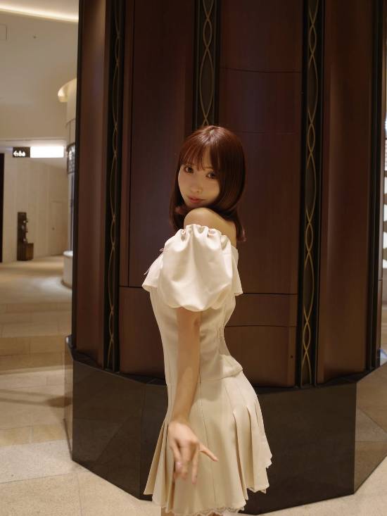 三上悠亚全新美照！一字肩大白腿！眼镜绝对加分项