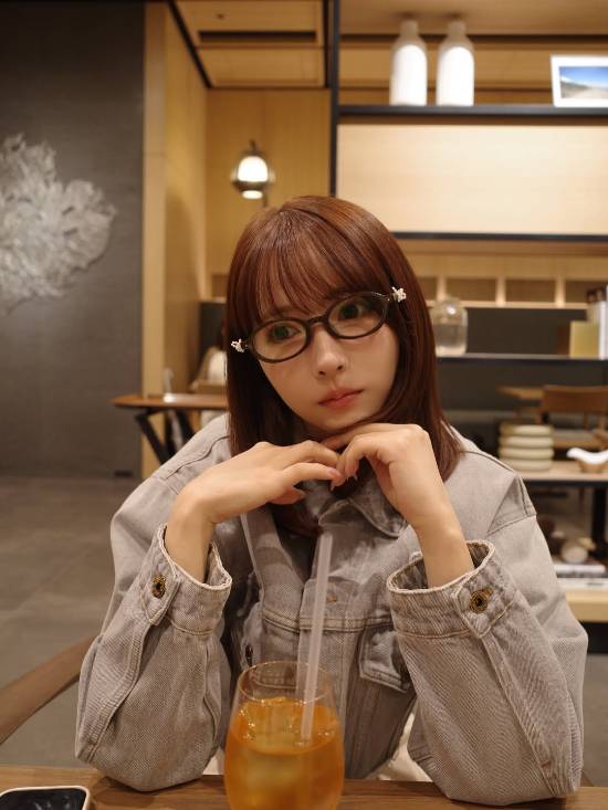 三上悠亚全新美照！一字肩大白腿！眼镜绝对加分项