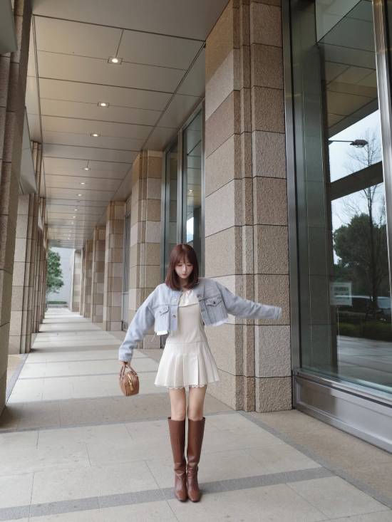 三上悠亚全新美照！一字肩大白腿！眼镜绝对加分项