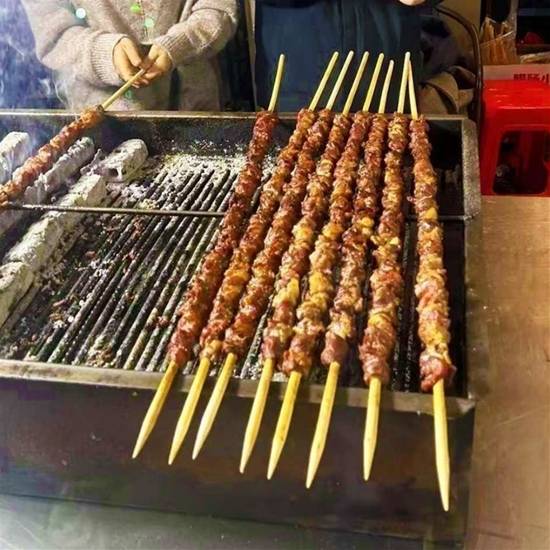 20元的网红大肉串批发价仅4.5元 纯鸭肉+羊油制成