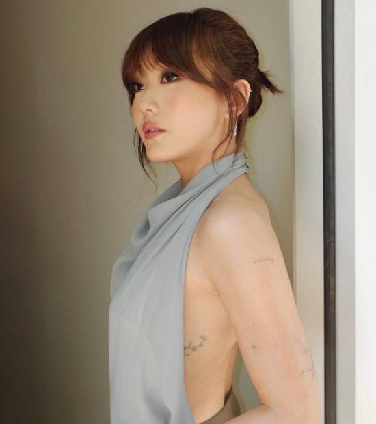 《黑袍纠察队》女演员晒写真！长裙超耀眼