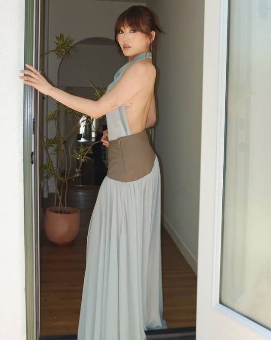 《黑袍纠察队》女演员晒写真！长裙超耀眼