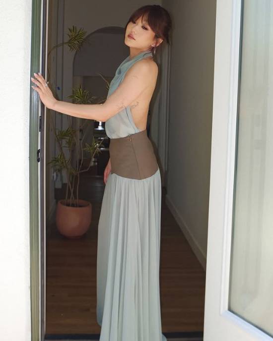 《黑袍纠察队》女演员晒写真！长裙超耀眼