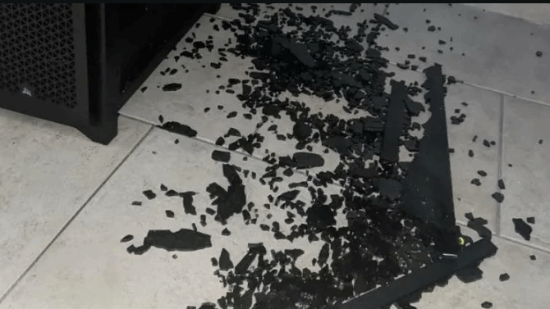 PC玻璃突然炸裂！玩家换辐射绿亚克力 效果意外爆火