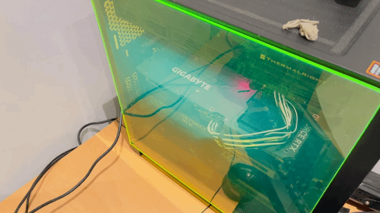 PC玻璃突然炸裂！玩家换辐射绿亚克力 效果意外爆火