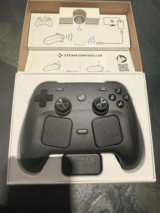 Steam Machine真机曝光：超级小巧！新手柄也亮相