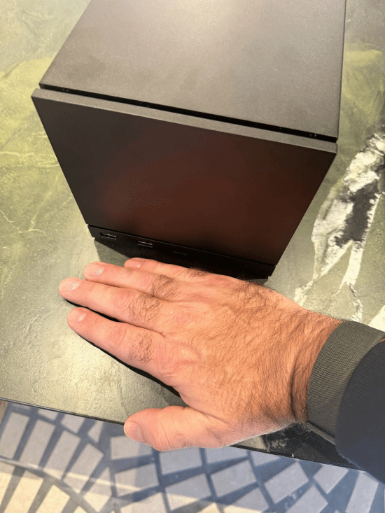 Steam Machine真机曝光：超级小巧！新手柄也亮相