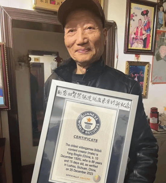 90岁杨老头玩《生化9》贴脸杀毫无波澜：格蕾丝别慌!